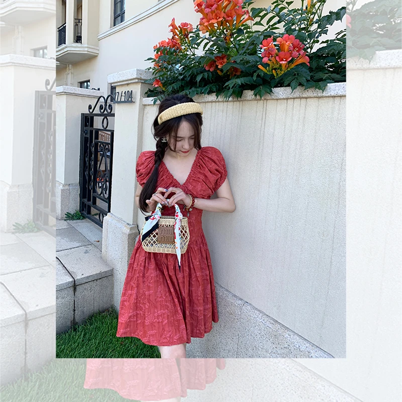 明媚大美人氛围 提花肌理料泡泡袖收腰大V领连衣短裙 QL242065