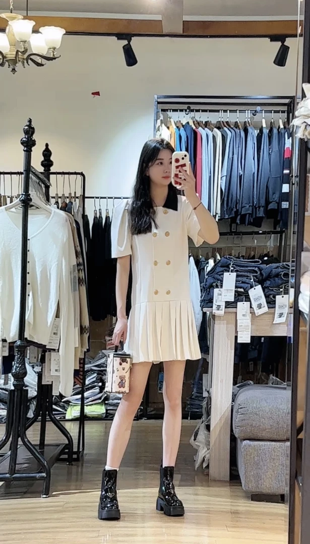 翻领双排扣压褶连衣裙