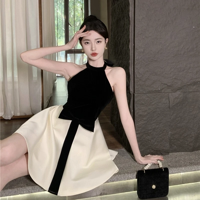 法式小众气质连衣裙女2023夏季新款收腰修身显瘦白色露肩挂脖裙子