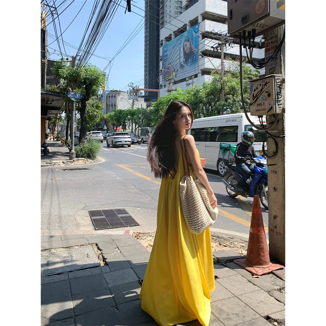 黄色吊带连衣裙长裙度假露背仙女裙气质休闲百搭小众裙子2025年夏