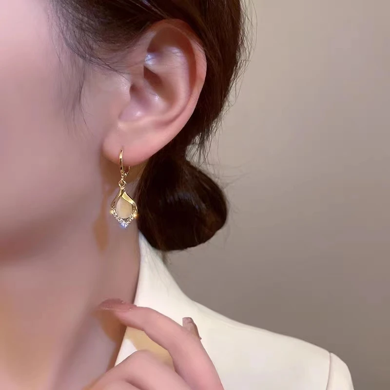 网红天使之眼轻奢耳环时尚爆款微镶耳扣气质高级感简约耳坠耳饰c