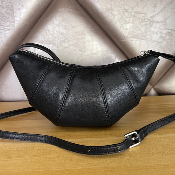 真皮时尚包包女士饺子包网红小众斜跨包潮流单肩小包包牛皮