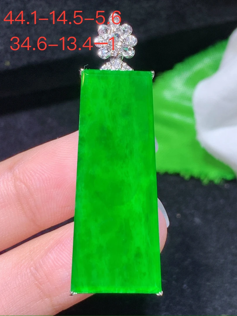 天然缅甸翡翠A货、满绿无事牌吊坠、气质镶嵌帝王绿平安无事