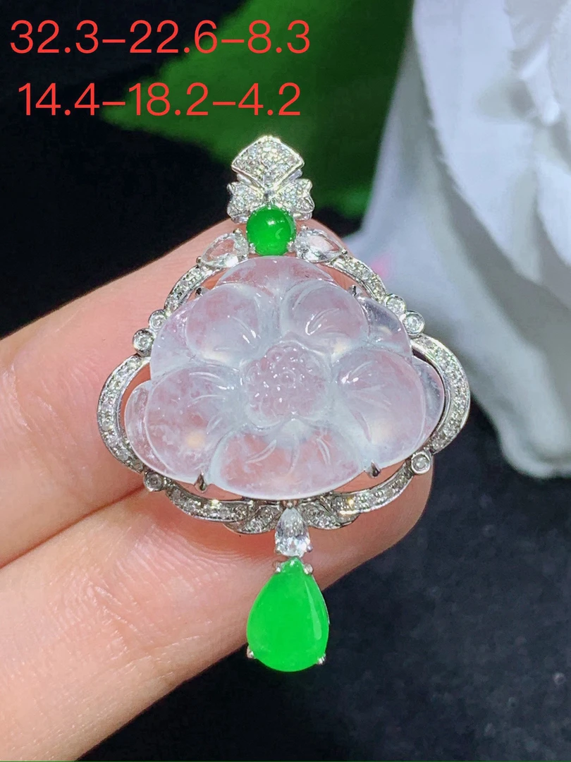 天然缅甸A货翡翠，冰种莲花吊坠气质镶嵌