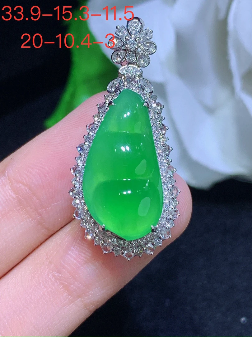 天然缅甸A货翡翠满绿福豆吊坠，豪华镶嵌