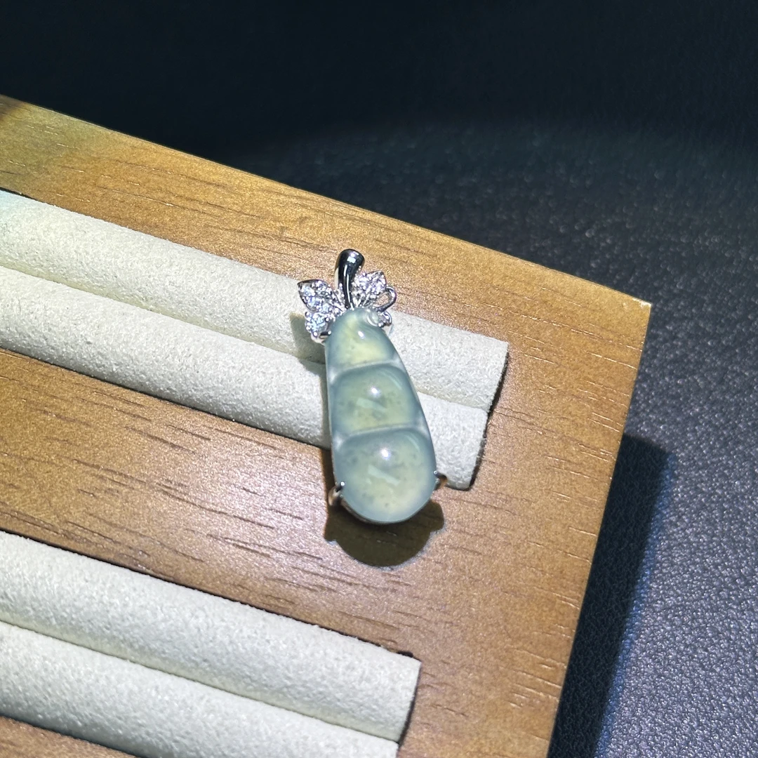 S925银镶冰蓝底福豆天然翡翠A货