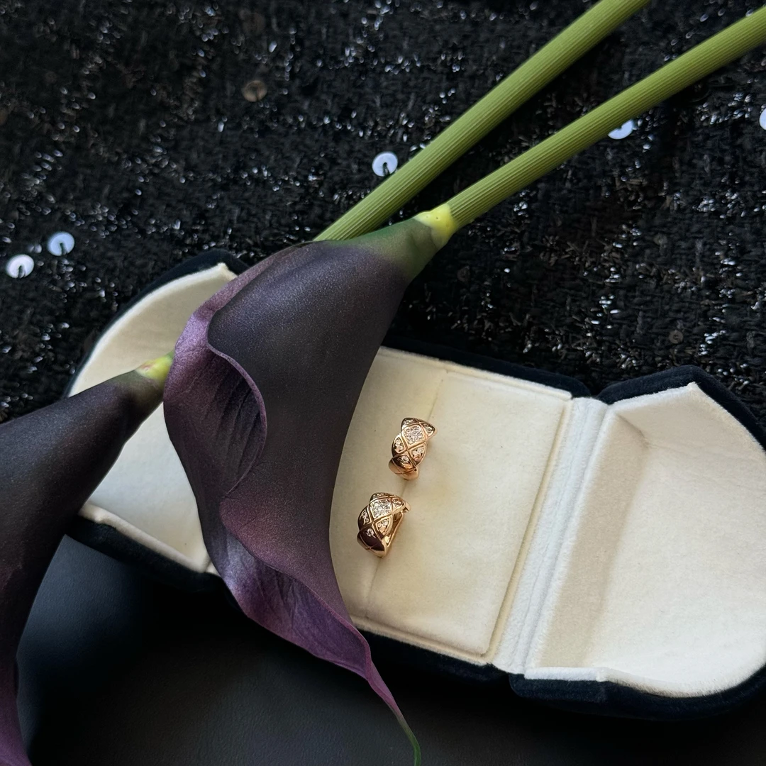 铜合金合成锆石耳饰 TREASURE TROVE 菱格带钻耳钉气质轻奢时尚