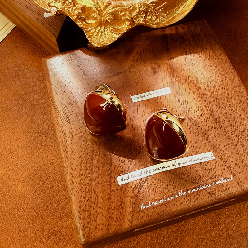 铜合金耳饰 IVANI《丹尼》安可拉红方糖耳钉A852