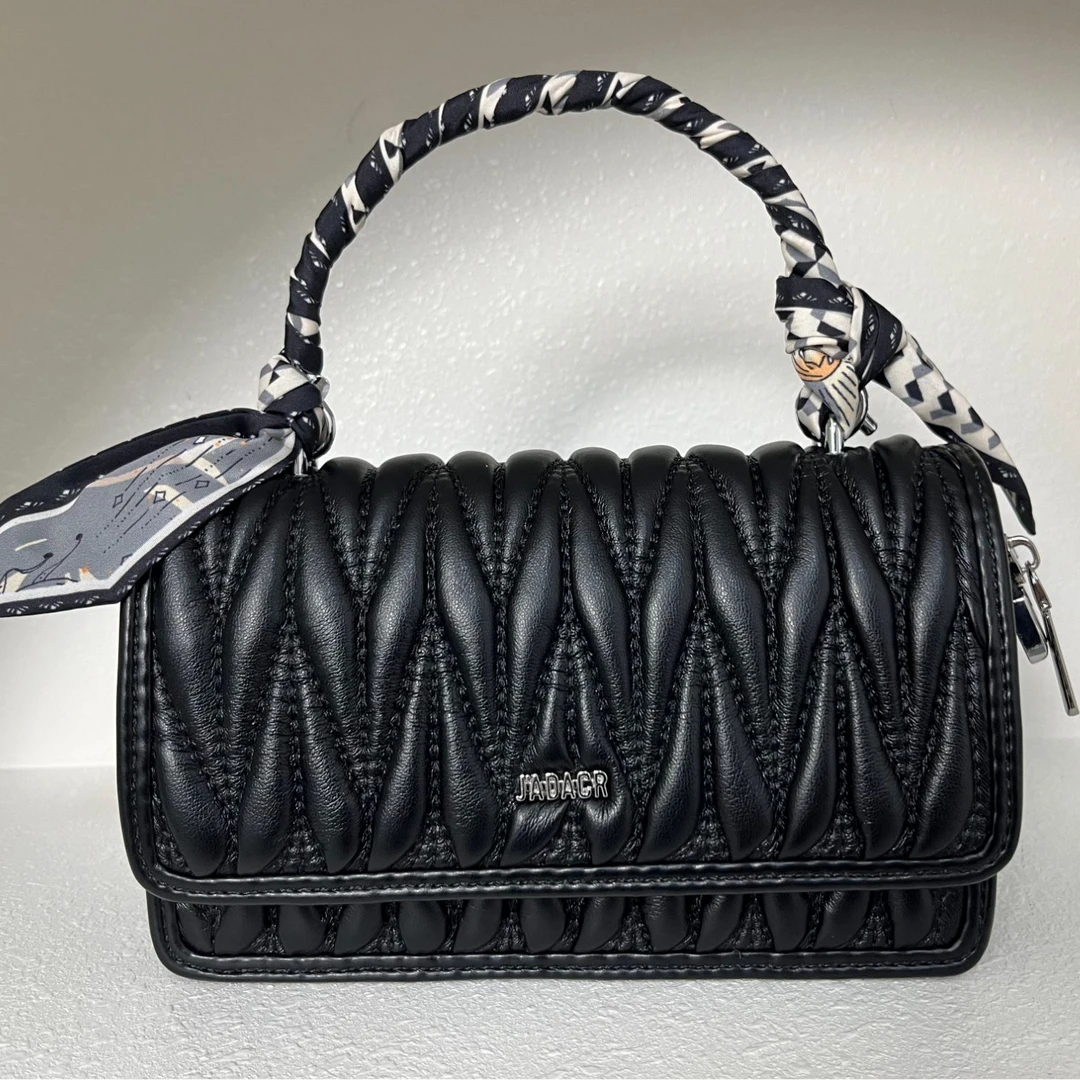 小众黑白两色褶皱包包女2024新款时尚高级感修线小方包斜挎链条