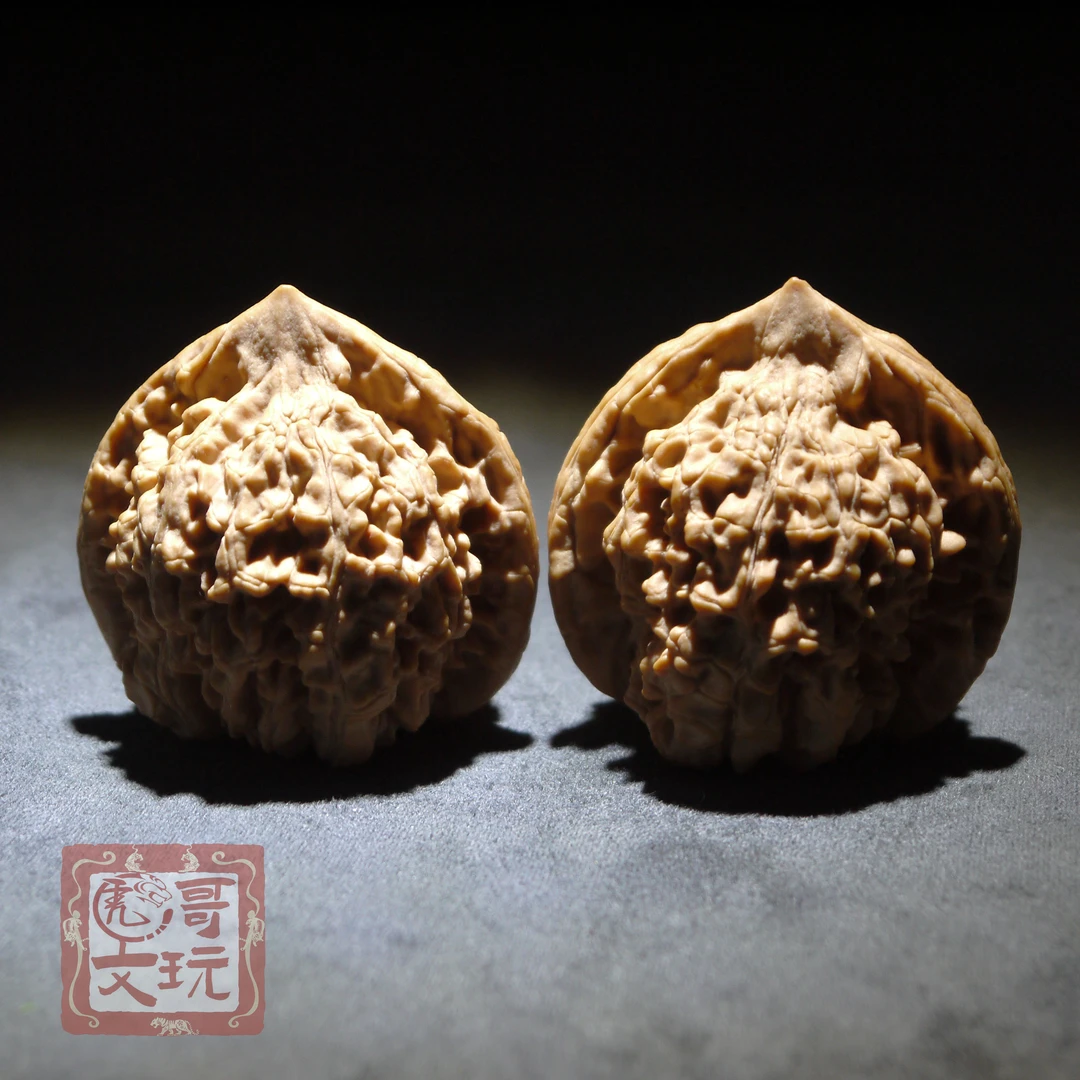 精品麒麟纹管帽白狮子头文玩核桃大尺寸