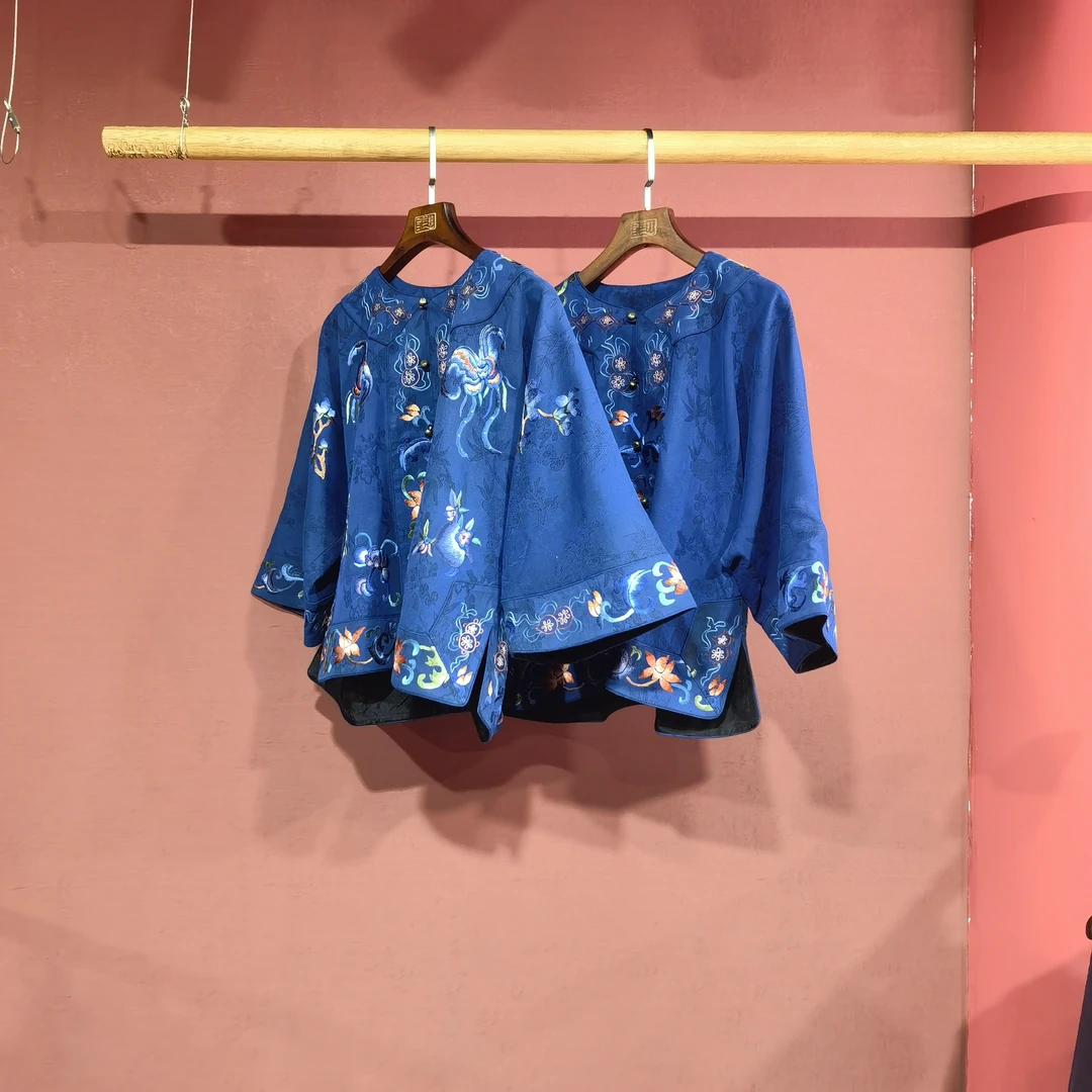 三一馆 蓝色绣花衣
