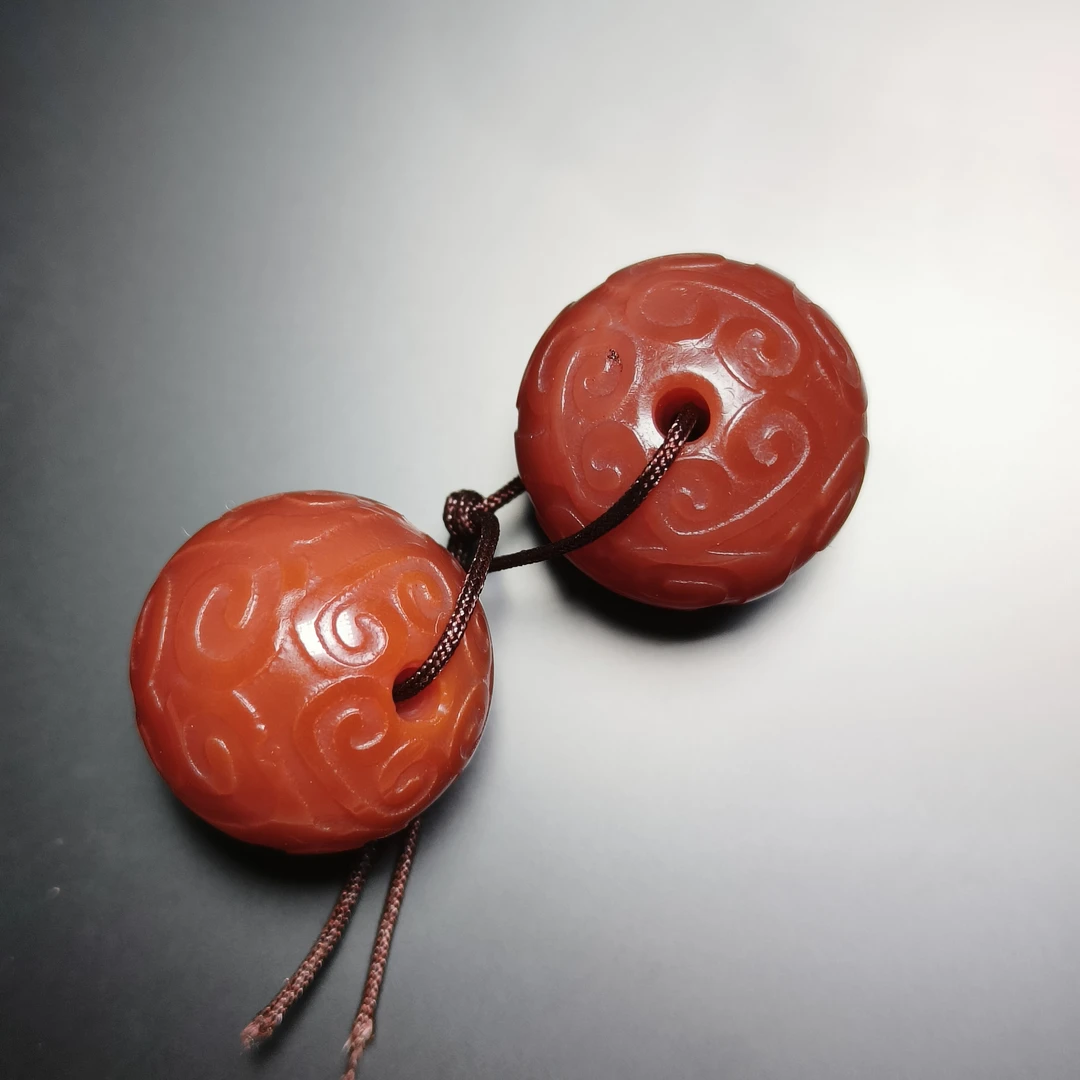 旧藏老玛瑙珠子一对，回纹珠卡20左右颜色漂亮，颜色多样性发货