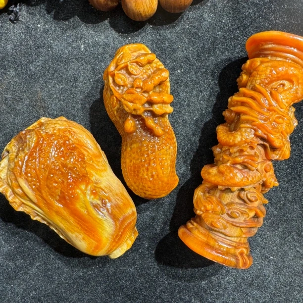 琥珀木雷雳木精雕手把件一个