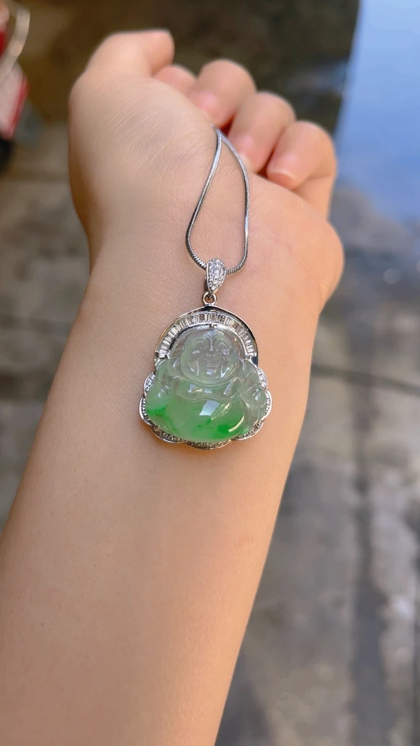 高冰玻璃种飘绿佛公吊坠