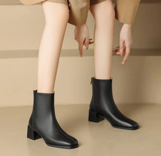 C1305 黑色 时尚气质粗跟方头真皮短靴 时装靴