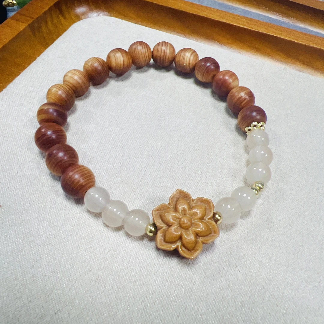 [宠粉福利]太行山玉化崖柏梅花雕刻玉髓手串