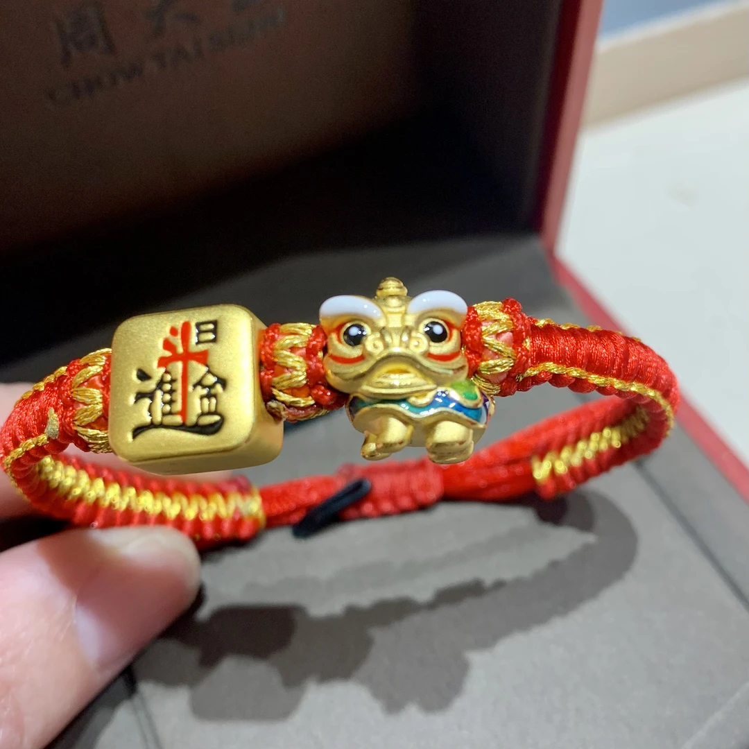 周大生黄金醒狮红绳手绳珐琅新年礼物