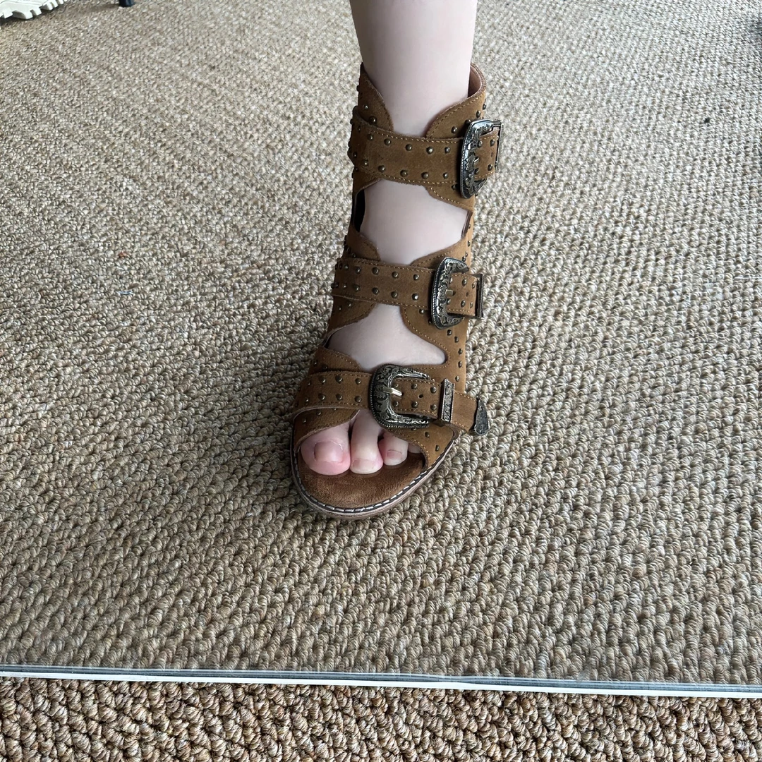 MUMANI/牧玛尼真皮复古粗跟露趾铆钉古铜扣带镂空罗马凉鞋女MT281