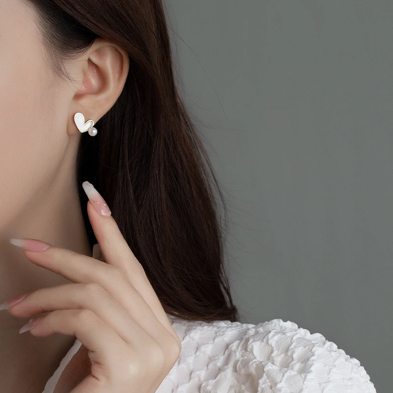 金美澳 合金仿珍珠耳饰 白色爱心耳钉2025年新款气质简约百搭饰品