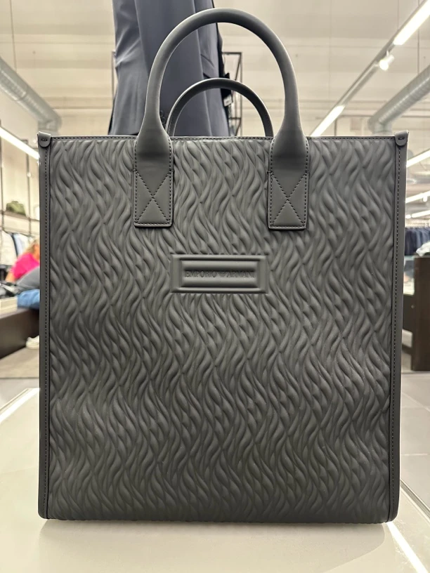 Emporio Armani 男款时尚托特包