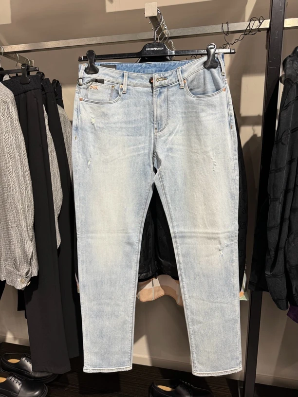 阿玛尼 Emporio Armani J06浅色修身牛仔裤