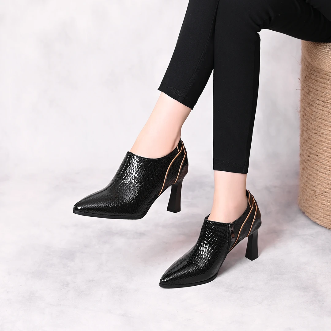 尖头深口单鞋女2024新款秋款中跟女鞋春秋漆皮软底粗跟高跟鞋