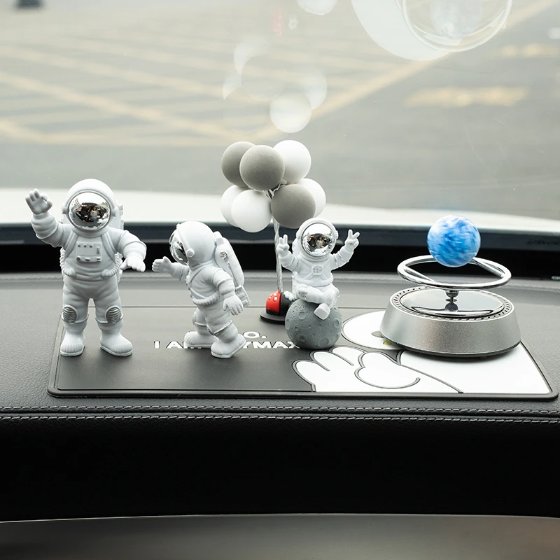 2025新款车载饰品宇航员太空人中控台摆件装饰香薰男车内高档网红