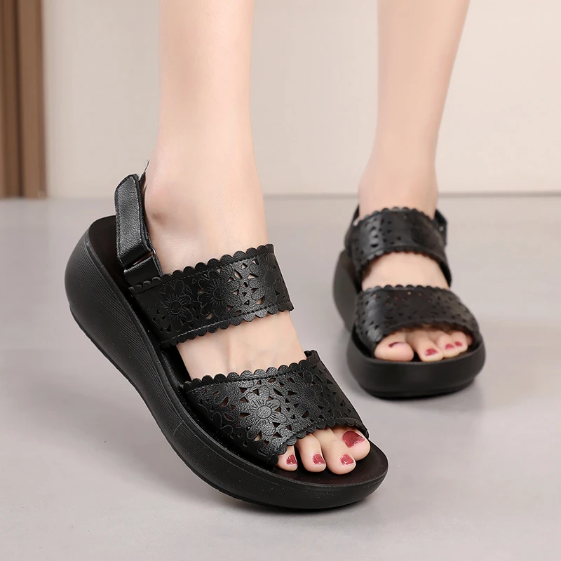 时尚露趾凉拖鞋女民族风透气镂空软皮坡跟中年厚底夏季百搭妈妈鞋