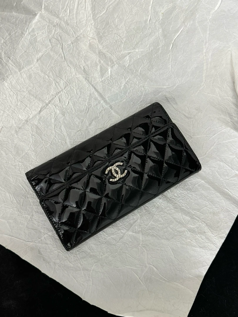 95新 Chanel/香奈儿 chanel 黑银漆皮菠萝扣钱包