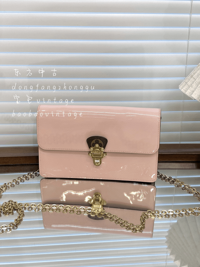 95新 LouisVuitton/路易威登 （K）lv 樱花粉漆皮斜挎包