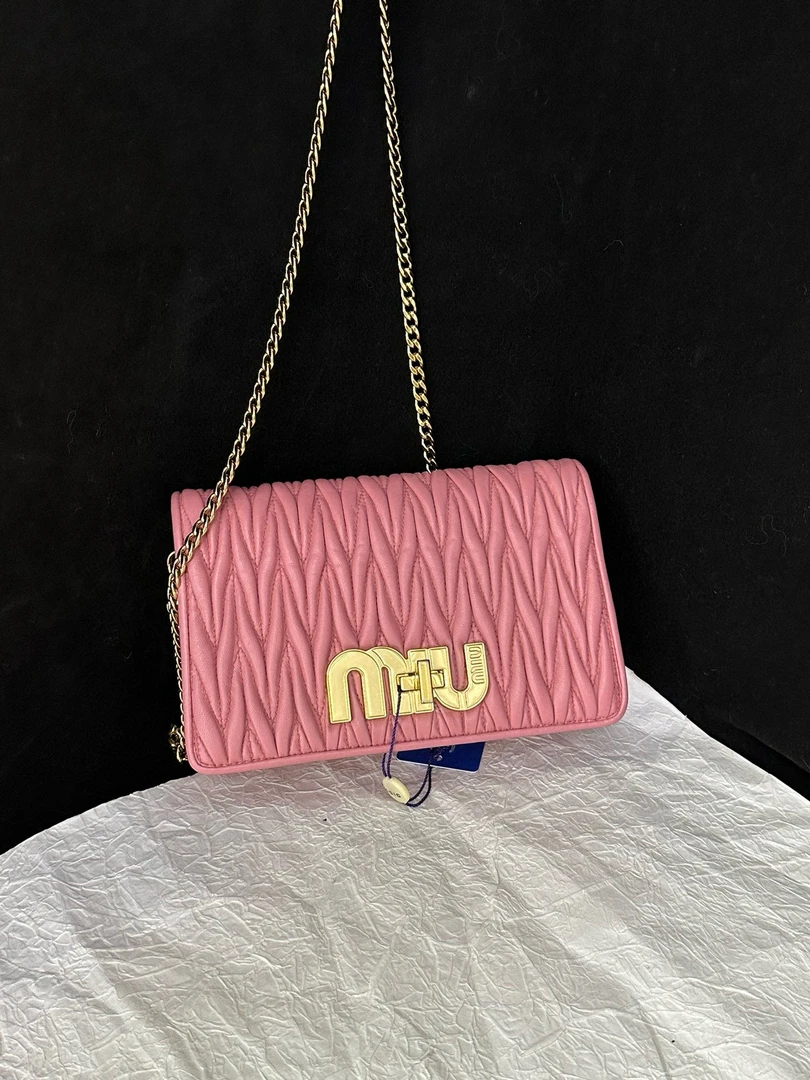 95新 MIU MIU/缪缪 miumiu 樱花粉褶皱链条斜挎包