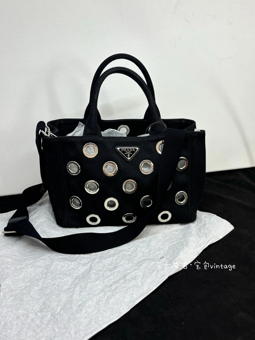 95新 Prada/普拉达 （K）prada 黑色铆钉小号沙滩斜挎包