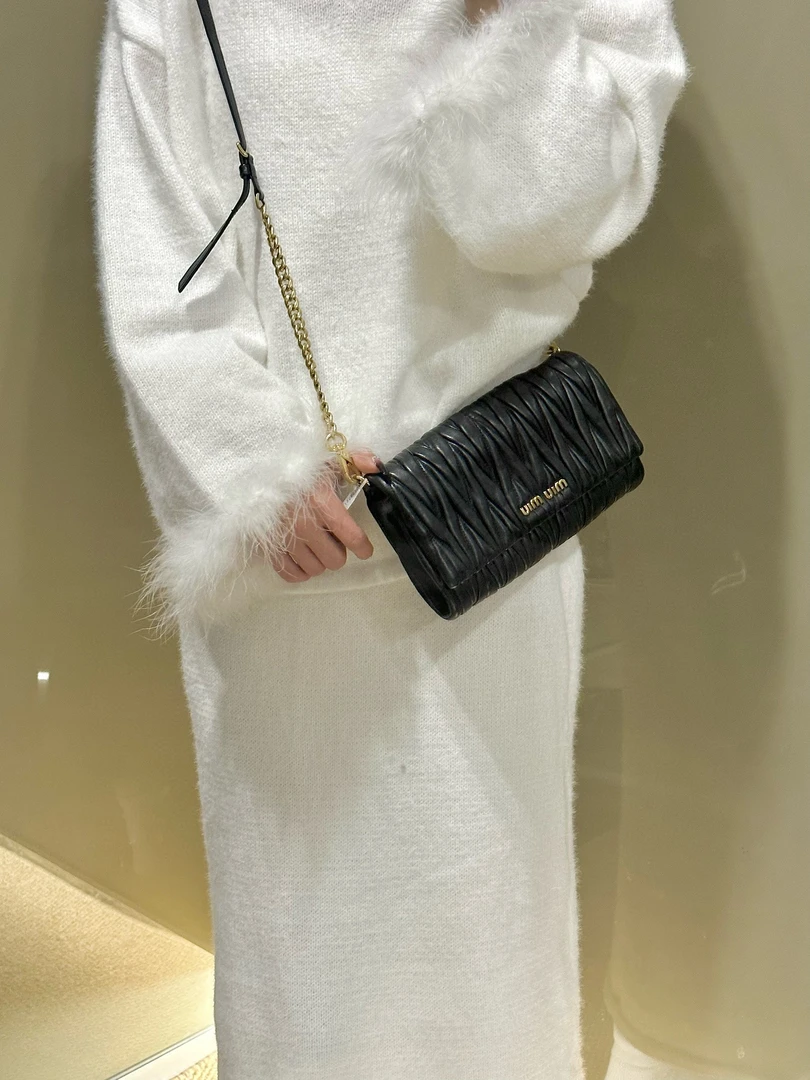 95新 MIU MIU/缪缪 miumiu 黑金褶皱斜挎包