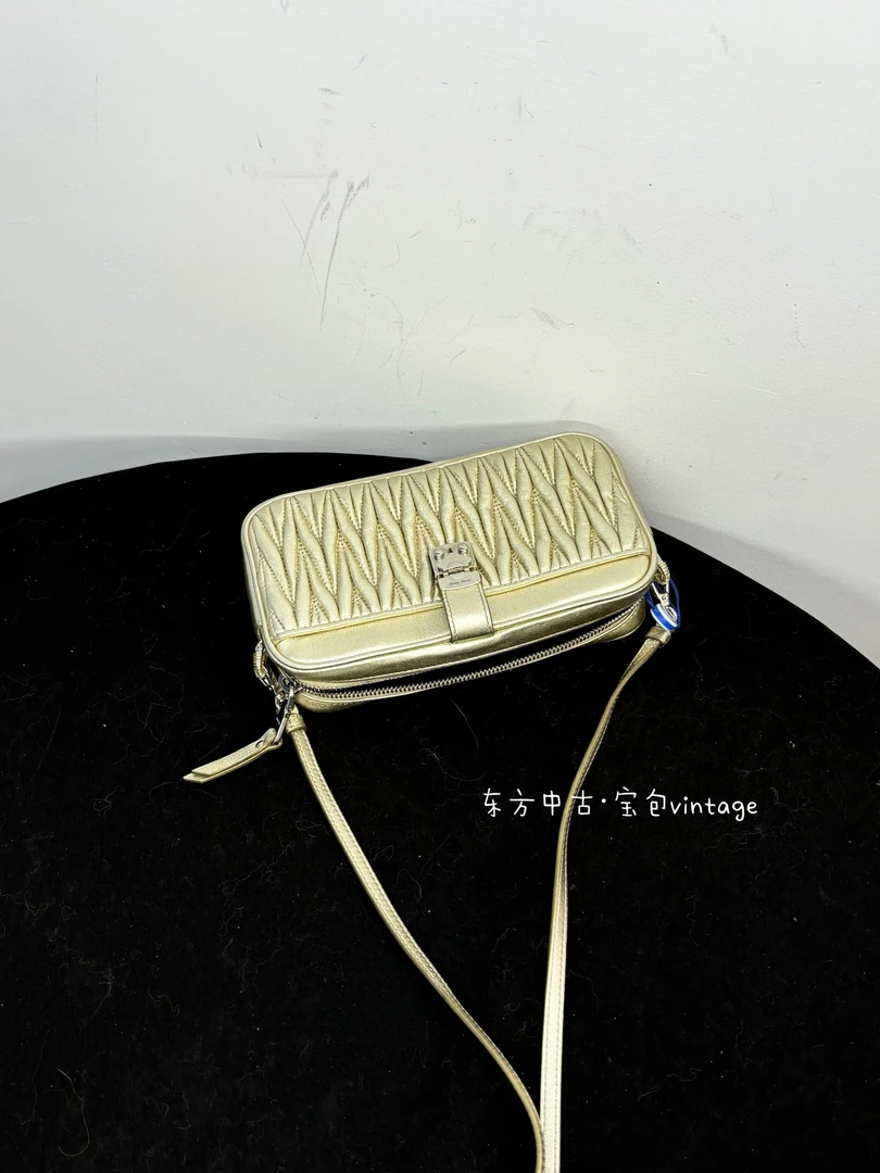 95新 MIU MIU/缪缪 (K)miumiu 金色相机斜挎包