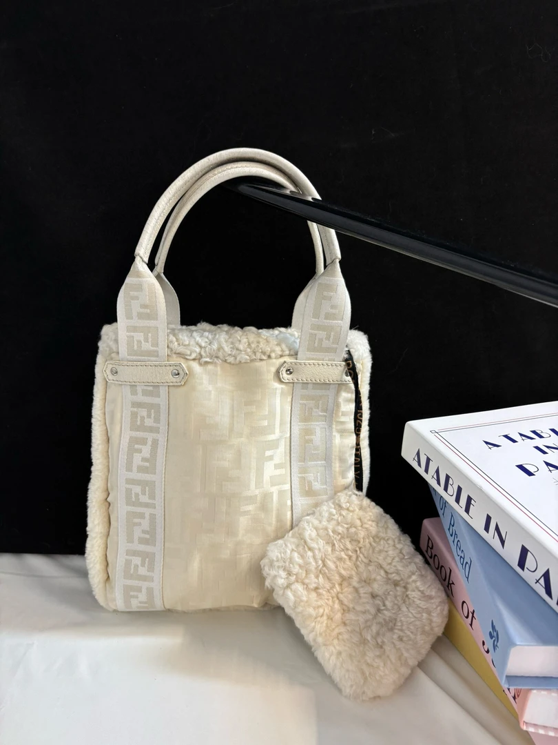 95新 FENDI/芬迪 fendi 白色琴谱手提包(K)