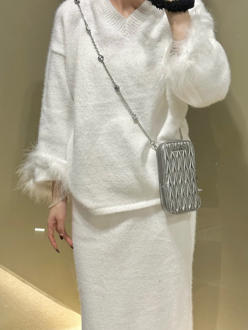 95新 MIU MIU/缪缪 miumiu 银色褶皱手机斜挎包
