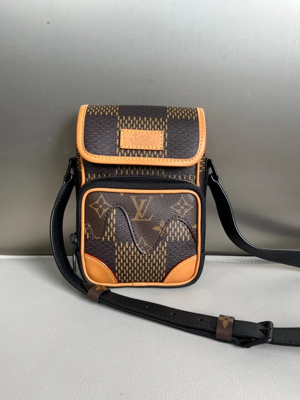 99新 LouisVuitton/路易威登 lv棕花NIGO系列翻盖手机包斜挎包