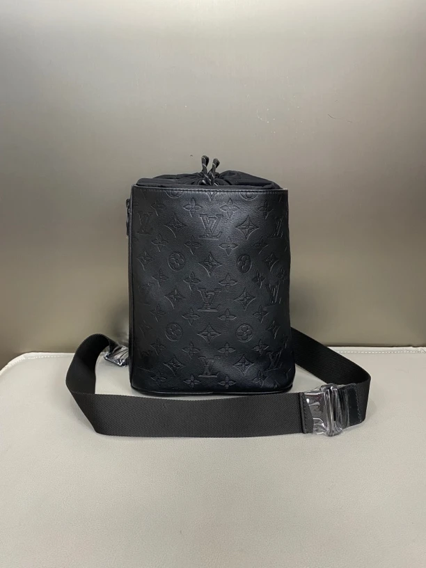 99新 LouisVuitton/路易威登 lv黑色全皮压纹水桶斜挎包胸包男包