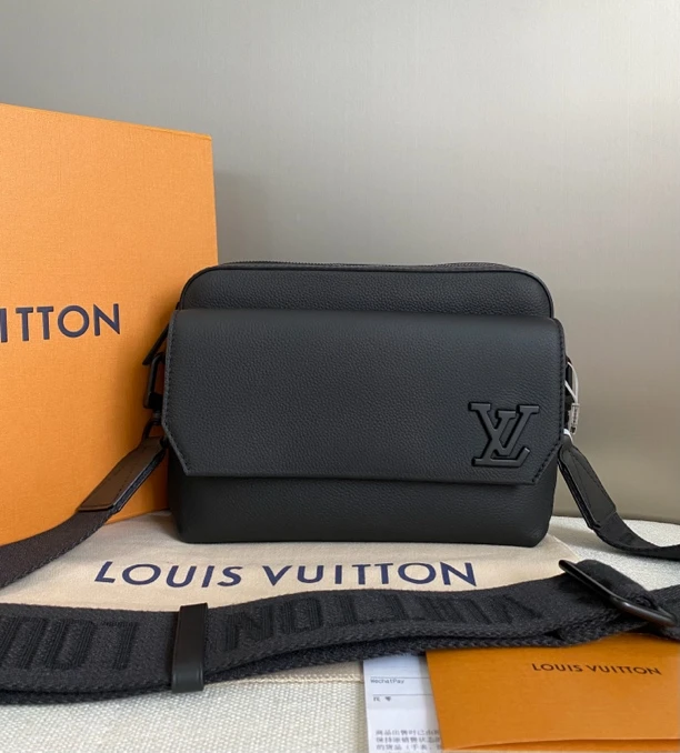 全新未使用 LouisVuitton/路易威登 lvFastiline全皮邮差斜挎男包