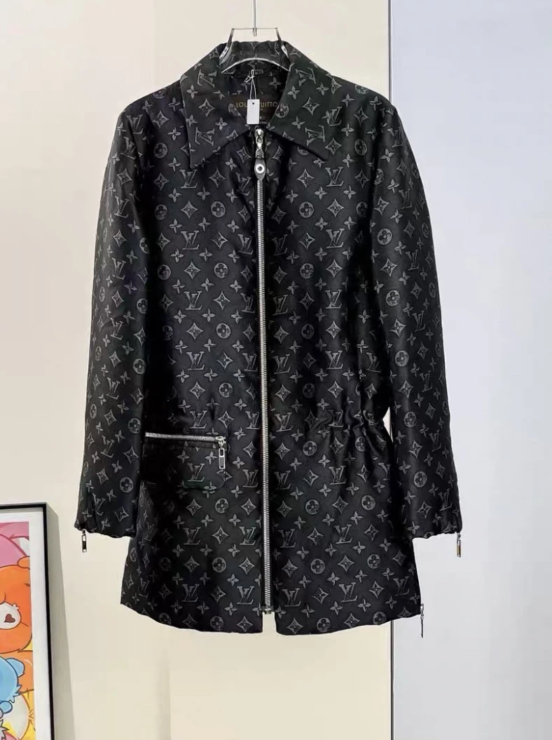路易威登 老花桑蚕丝鹅绒服 /38/肩40/胸102/长83/B00159