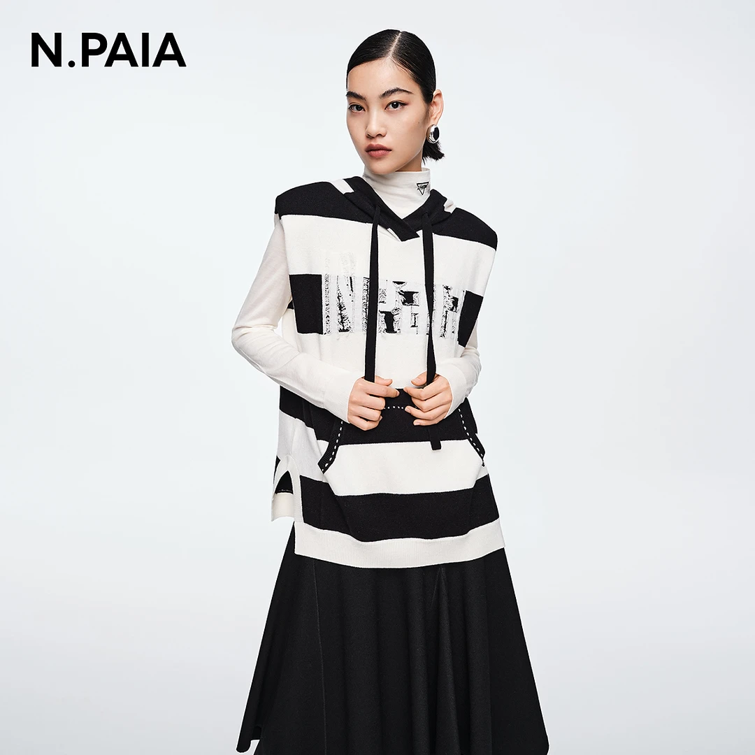 恩派雅2023秋冬条纹垫肩连帽针织马甲上衣XNIIW9005A