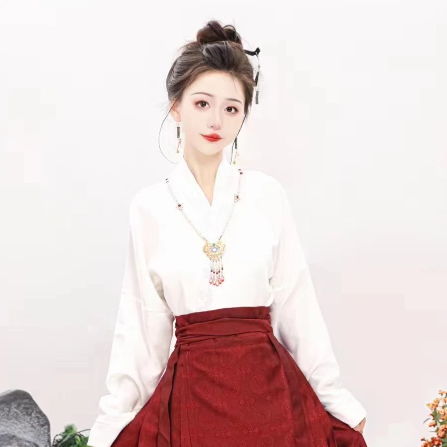 2023款白色交领刺绣上衣