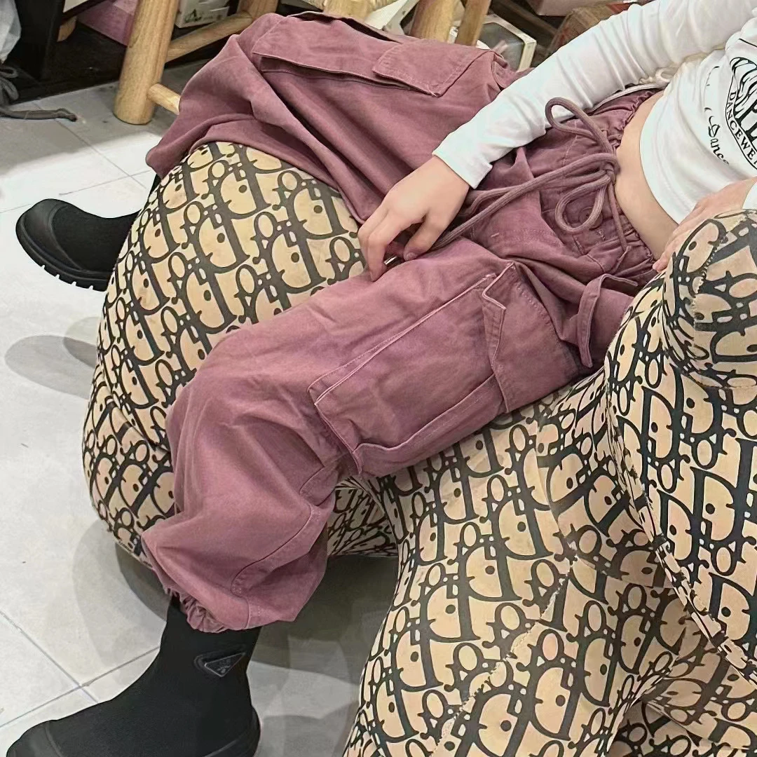 中性款树莓色工装裤