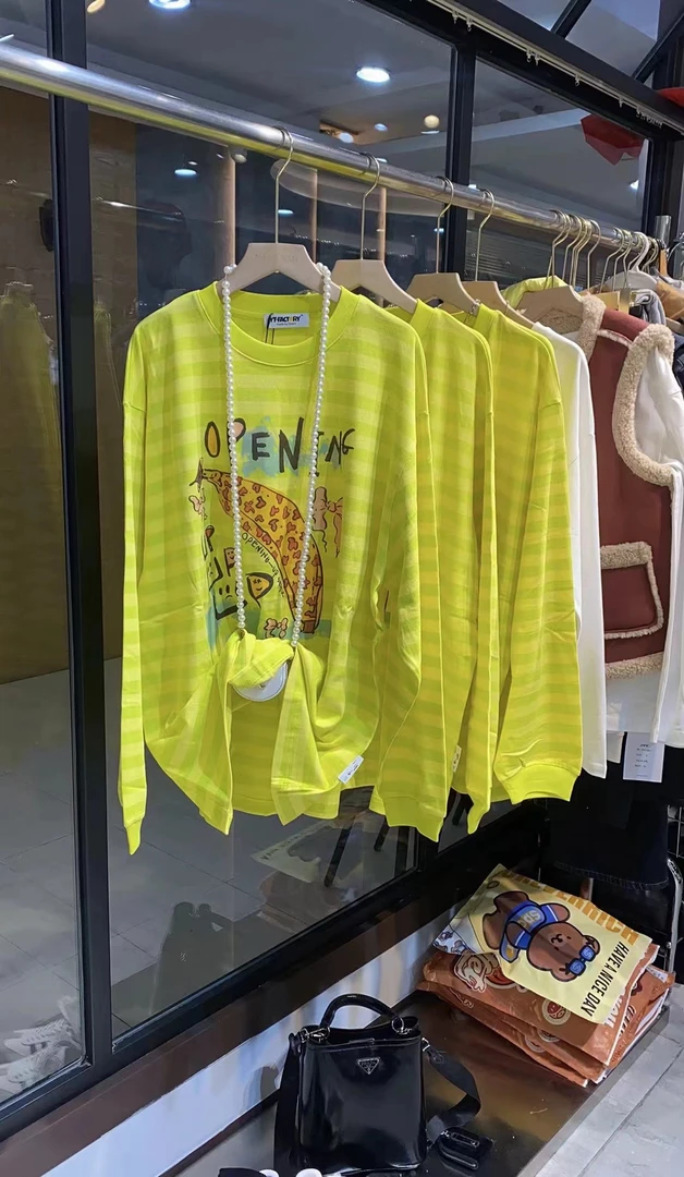 大静家新款香蕉图案长袖T恤