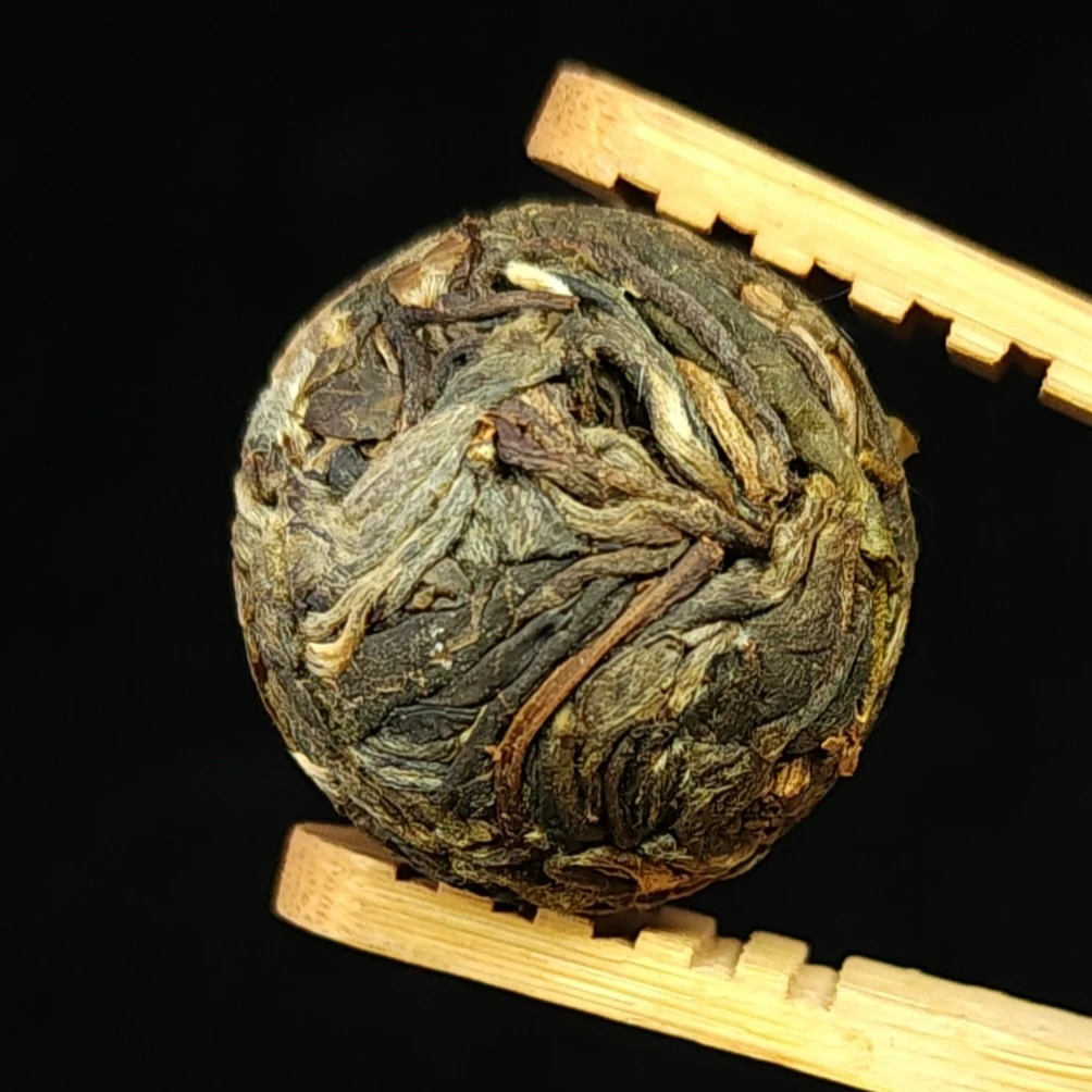 哀牢山龙珠2022年云南普洱茶生普香气偏花香，口感细腻，顺滑浓郁