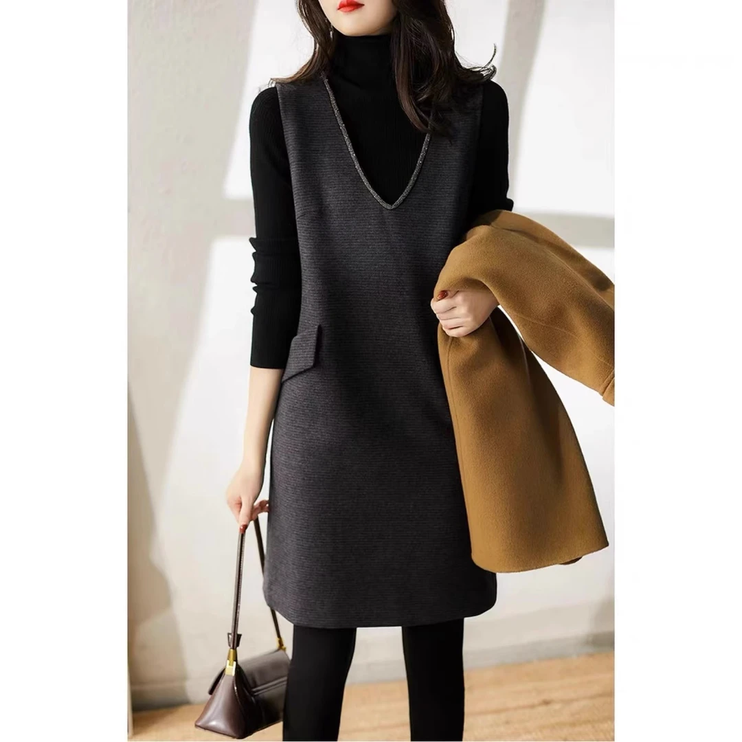 毛呢背心连衣裙2024新款秋冬v领高端显瘦减龄百搭打底马甲中长裙