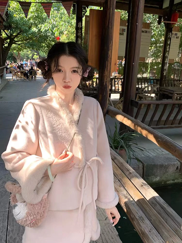 渔小平 桃我欢心 新中式国风秋冬加厚羽绒服刺绣獭兔毛呢子套装裙