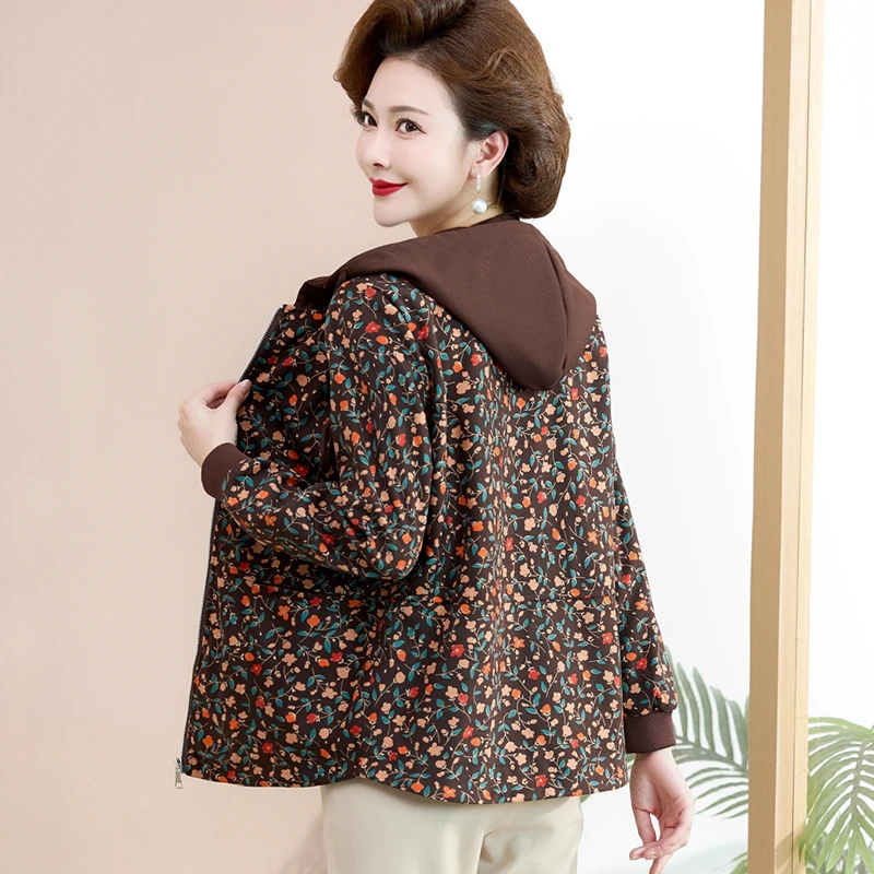 妈妈秋装外套短款2024新款中老年女春秋大码洋气花色连帽夹克上衣