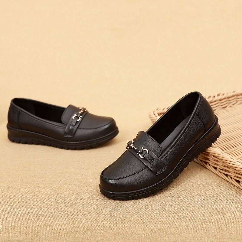 新款牛皮妈妈鞋舒适女单鞋软底防滑中老年妈妈皮鞋休闲黑色百搭