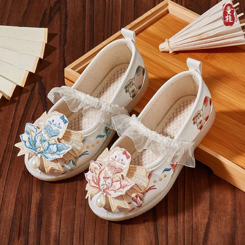三月三民族服装儿童汉服鞋中国风古装搭配马面裙的鞋子女童绣花鞋